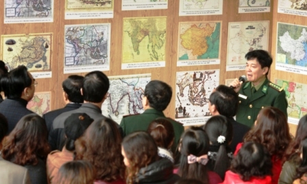 Exposición de fotos y documentos en Son La confirma soberanía nacional